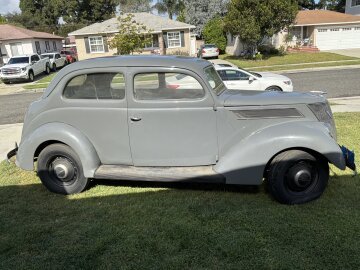 1937 Ford Deluxe Tudor