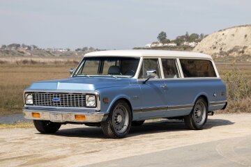 1972 Chevrolet Suburban 2WD