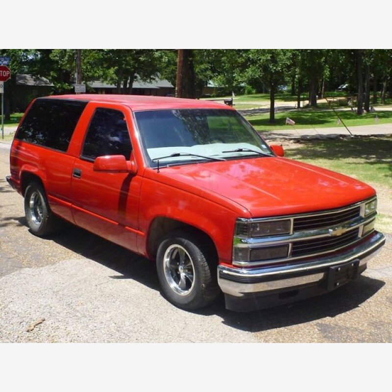 1999 Chevrolet Tahoe 40-Page Original Vintage Car Sales Brochure