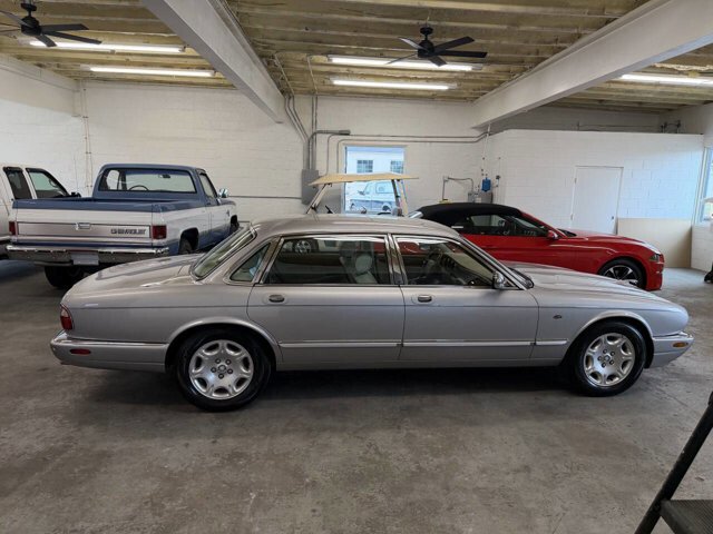 2001-Jaguar-XJ_Vanden_Plas-